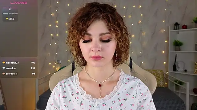 Kira__Fluffy live cam on StripChat