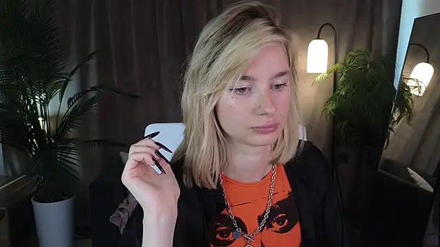 NoraMoreau live cam on StripChat