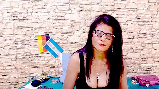 IndianAllure live cam on StripChat