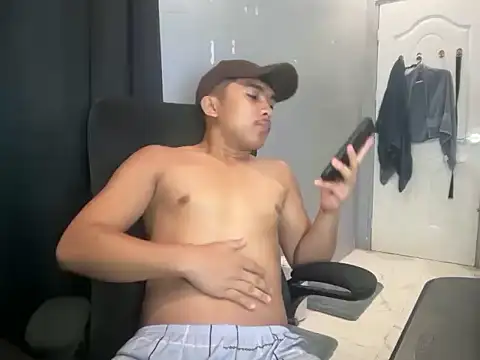 pinoyAdrianneXXX live cam on StripChat