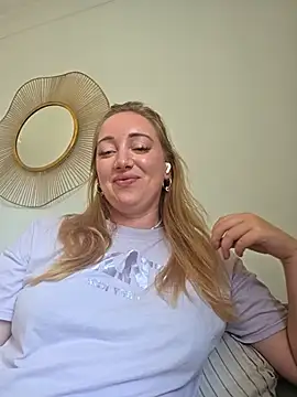 arielsweetieee live cam on StripChat