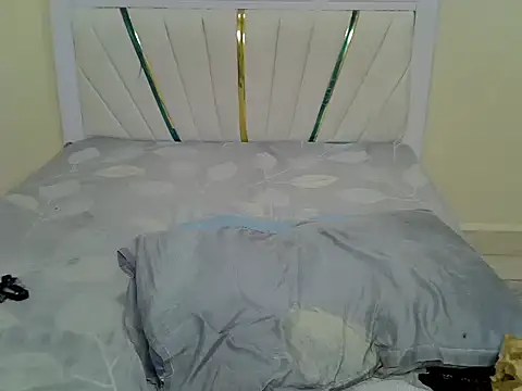 Petiteblossom live cam on StripChat