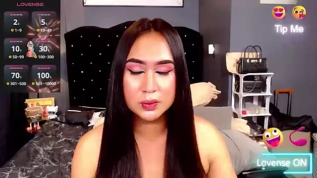 HOTTESTCANDYTS live cam on StripChat