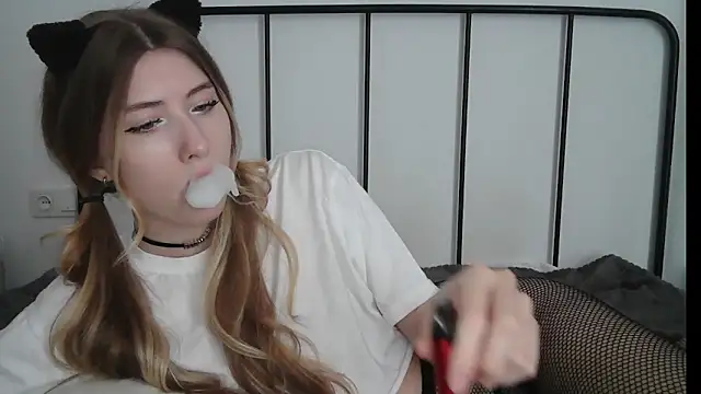 ErikaShyy live cam on StripChat