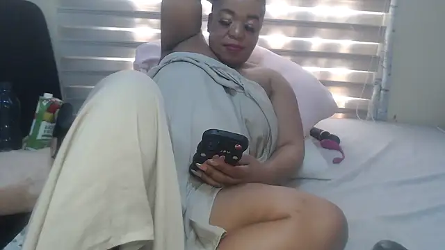 Foxybrownxx1 live cam on StripChat