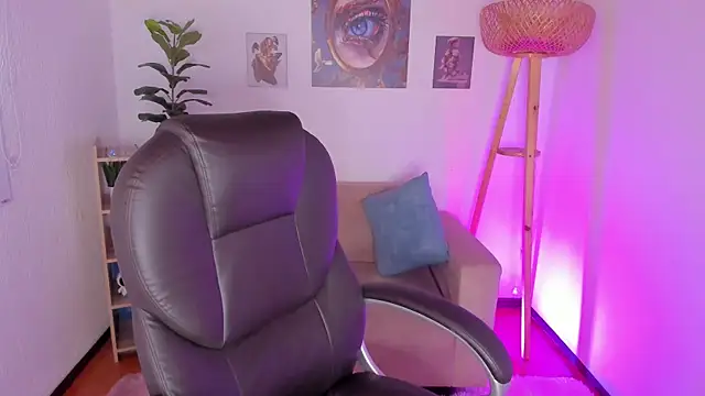 NaomiSaenz_ webcam
