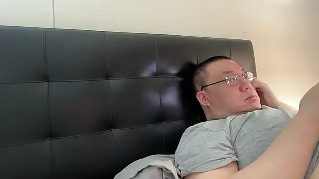 happynewyear111222 live cam on StripChat