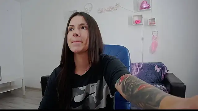 LauraLora3 live cam on StripChat