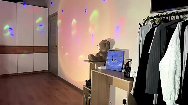 KikiBloomy webcam