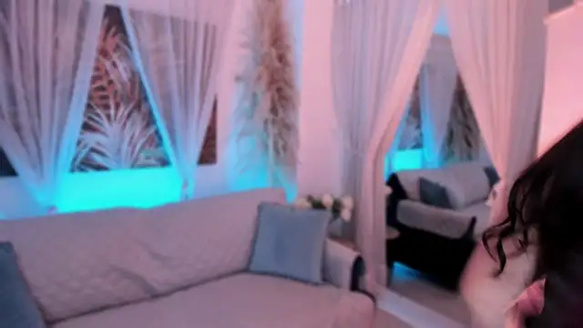 Nicolle_W webcam