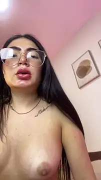 Mia_222 live webcam