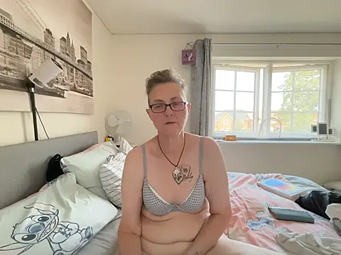 Curvy-Jinx webcam
