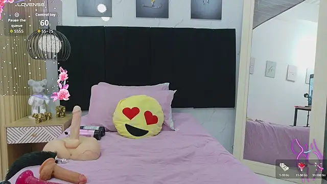 cutepetitee live cam on StripChat