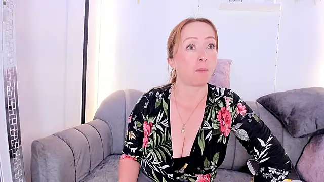 Giovanela_rose live cam on StripChat