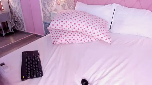 ScarletMore live cam on StripChat