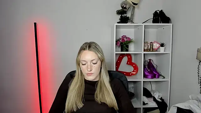 EvelynBlond live cam on StripChat