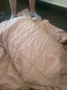 SkinnyWhitePeach webcam