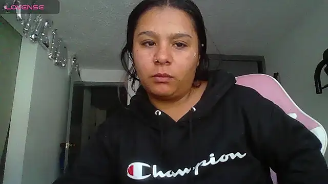 Charis_21 live cam on StripChat