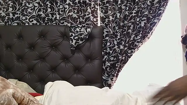 sluttylaura21 webcam