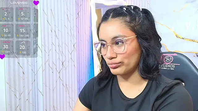 PEACHY_TAY live cam on StripChat