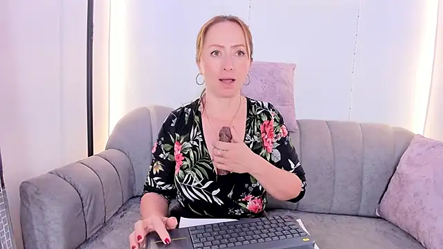 Giovanela_rose live cam on StripChat