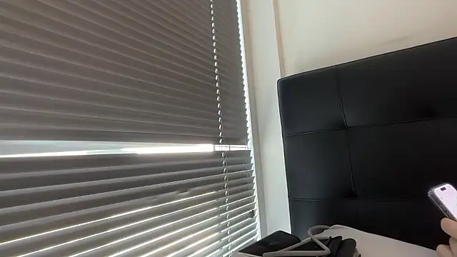 happynewyear111222 live cam on StripChat
