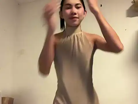 Massivecockfiona live cam on StripChat
