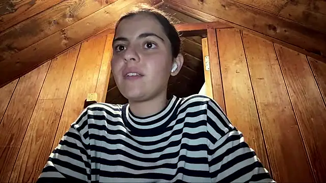 MarisaKomar webcam