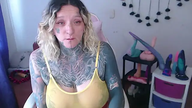 SLOPPYTITSS live cam on StripChat
