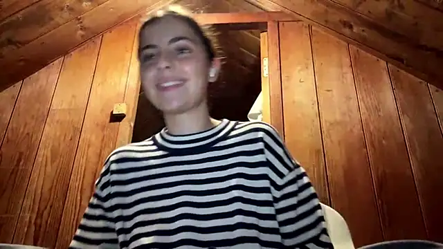 MarisaKomar webcam