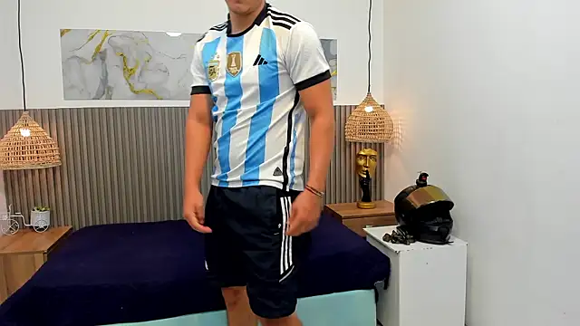 AlessandroFranco live cam on StripChat