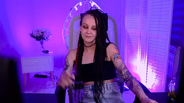 HarleyQuiver live cam on StripChat