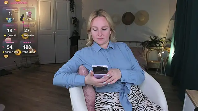 Lazy_Lady live cam on StripChat