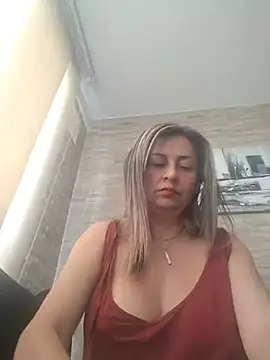 latiinvenushot (F mature) - show oil in my naked body