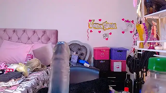 lanaqueen699 - Lanaqueen699's free webcam - UK Sex Cams