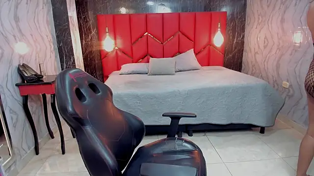 LatinaHoleQueen webcam