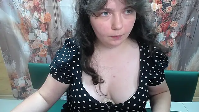 NeonilaLisova webcam