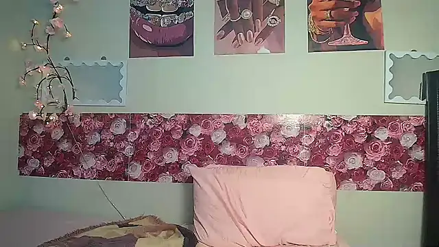 EnchantingLisa live cam on StripChat