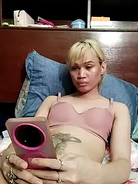 QueenSoreal live cam on StripChat