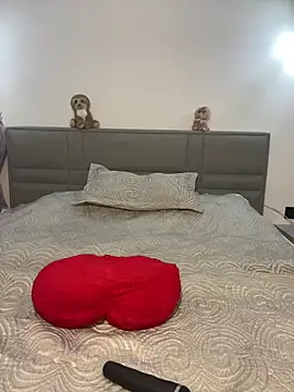 CurlyLara live cam on StripChat