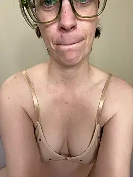 CreamedKitten live cam on StripChat