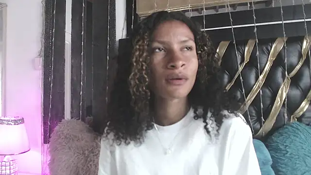 mailyn_gold live cam on StripChat