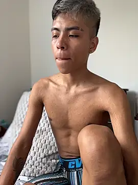 MaxiWildd live cam on StripChat