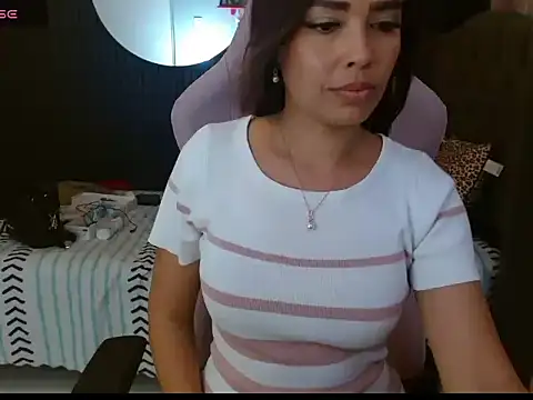 naomis_36 live cam on StripChat