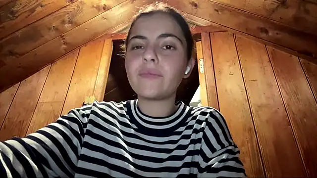 MarisaKomar webcam