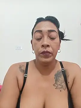 candelahot10 live cam on StripChat