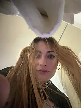 UrHellBri-L live sex cam