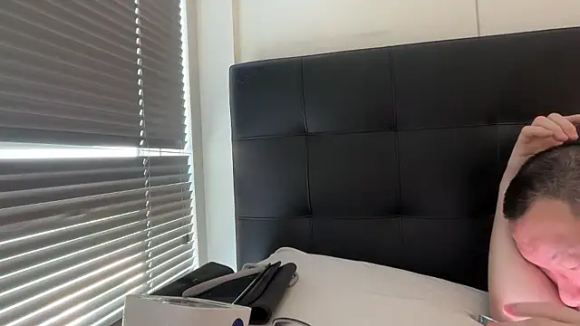 happynewyear111222 live cam on StripChat