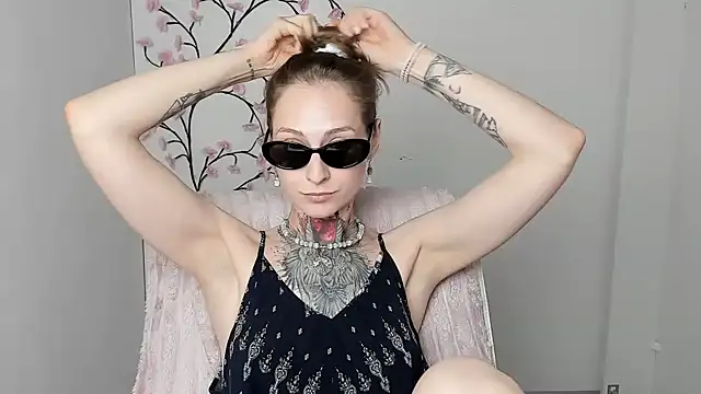 esmi_winter - Esmi_Winter's free webcam - UK Sex Cams