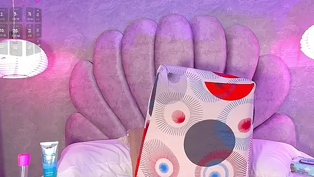 Bella-Sanders webcam
